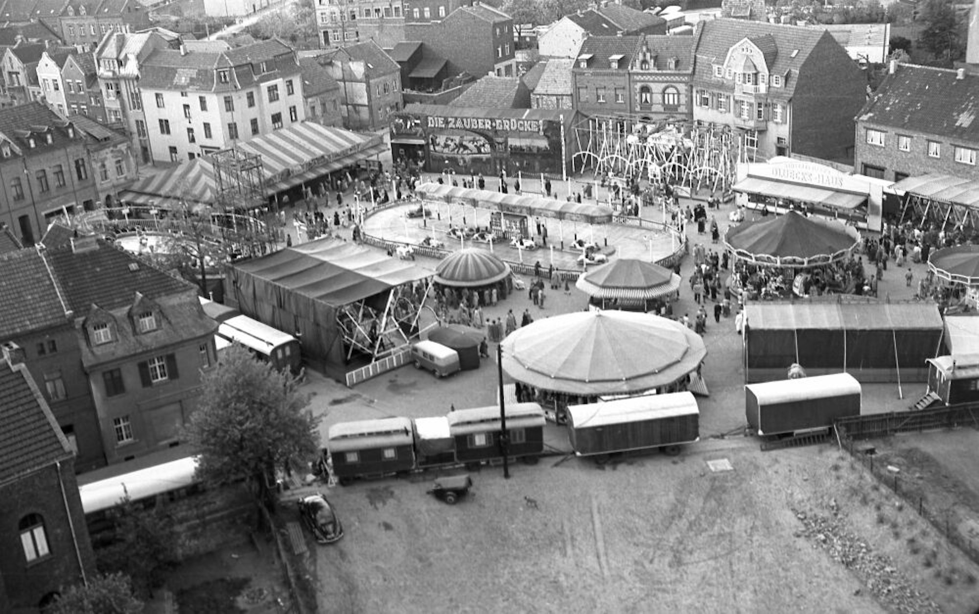 Bild aus vergangenen Zeiten: Die Euskirchener Kirmes auf dem Annaturmplatz. 1952 war der Autoscooter noch nicht überdacht.