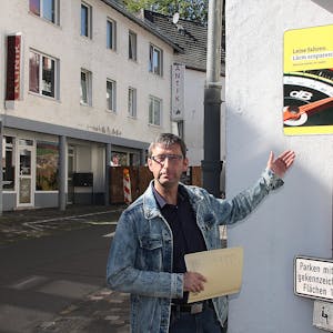 „Leise fahren – Lärm ersparen“: Anwohner und Blankenheims Ordnungsamtsleiter Ferdi Hoss appellieren an Motorradfahrer.