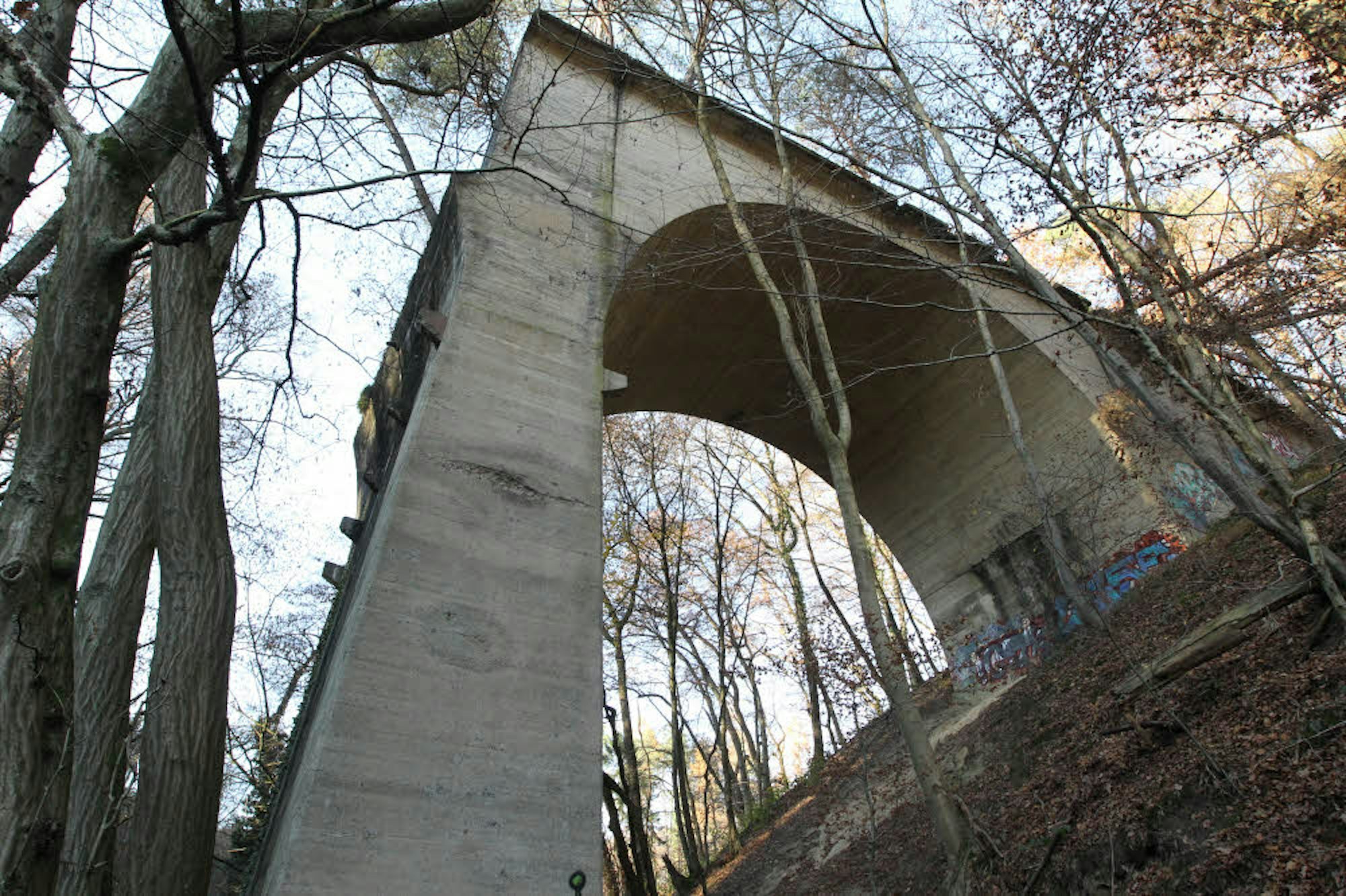 Am Ende des Zweiten Weltkriegs sprengte die Wehrmacht die Ummigsbachbrücke in die Luft. Doch künden die Überreste nicht nur vom nahenden Frieden, sondern auch von unerfüllten Utopien der Straßenbauer und Politiker. 
