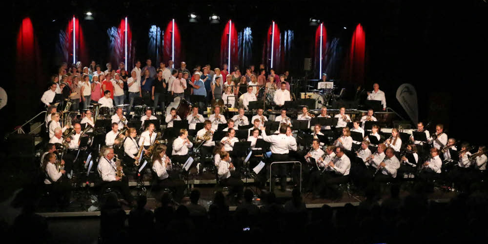 Eine wahre Big Band: 120 Musiker auf der Bühne der Burstenhalle, schon ihr Einzug war ein Erlebnis.