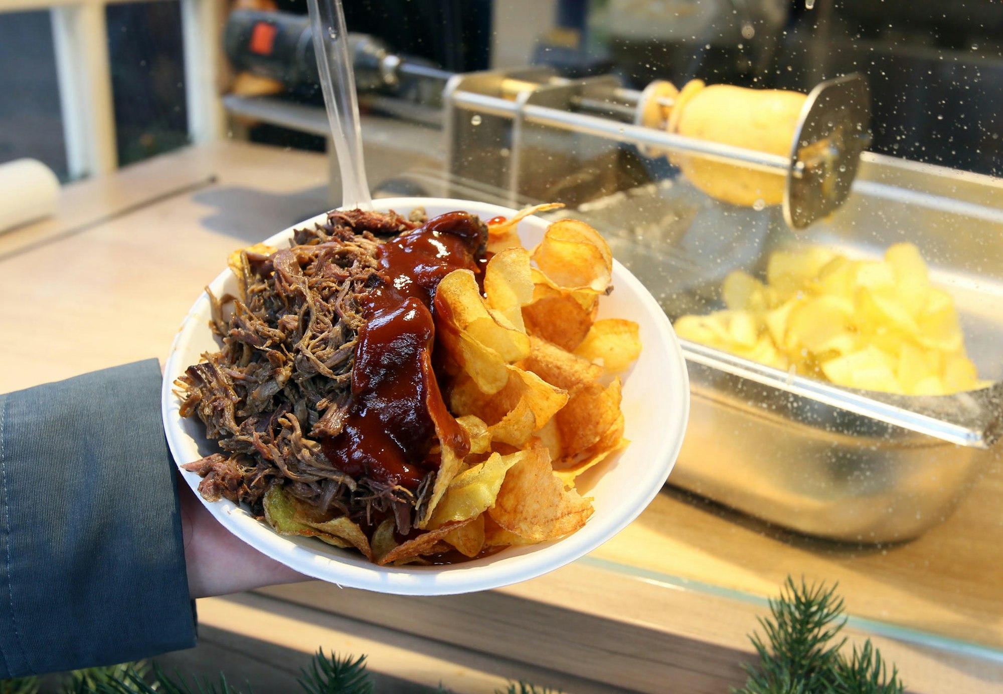 Weihnachtsmarkt Alter Markt Chips mit Fleisch
