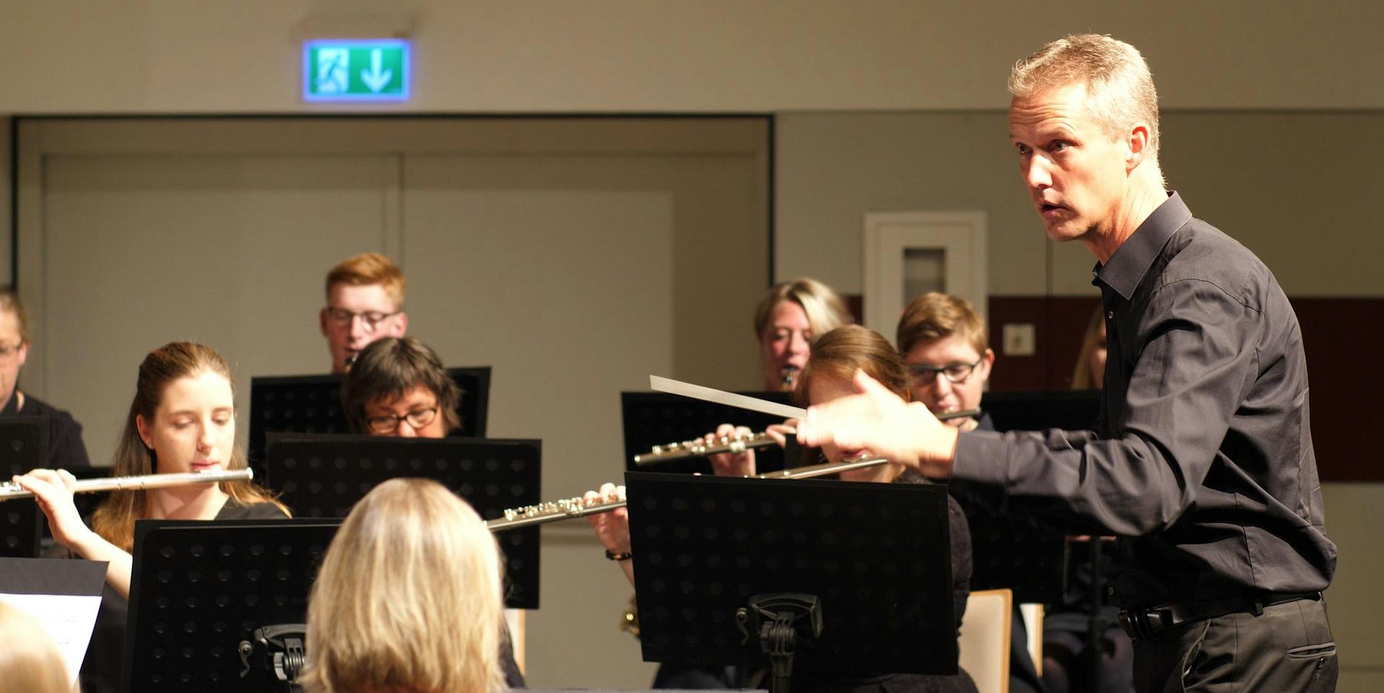 Die Proben des Orchesters leitet Ingo Samp. Am 1. Mai überlässt er das Pult seinem einstigen Lehrmeister Johan de Meij.