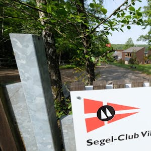 Geschlossen ist das Gelände des Segel-Clubs Ville am Liblarer See. Der Verein hofft auf eine Änderung der Schutzverordnung.