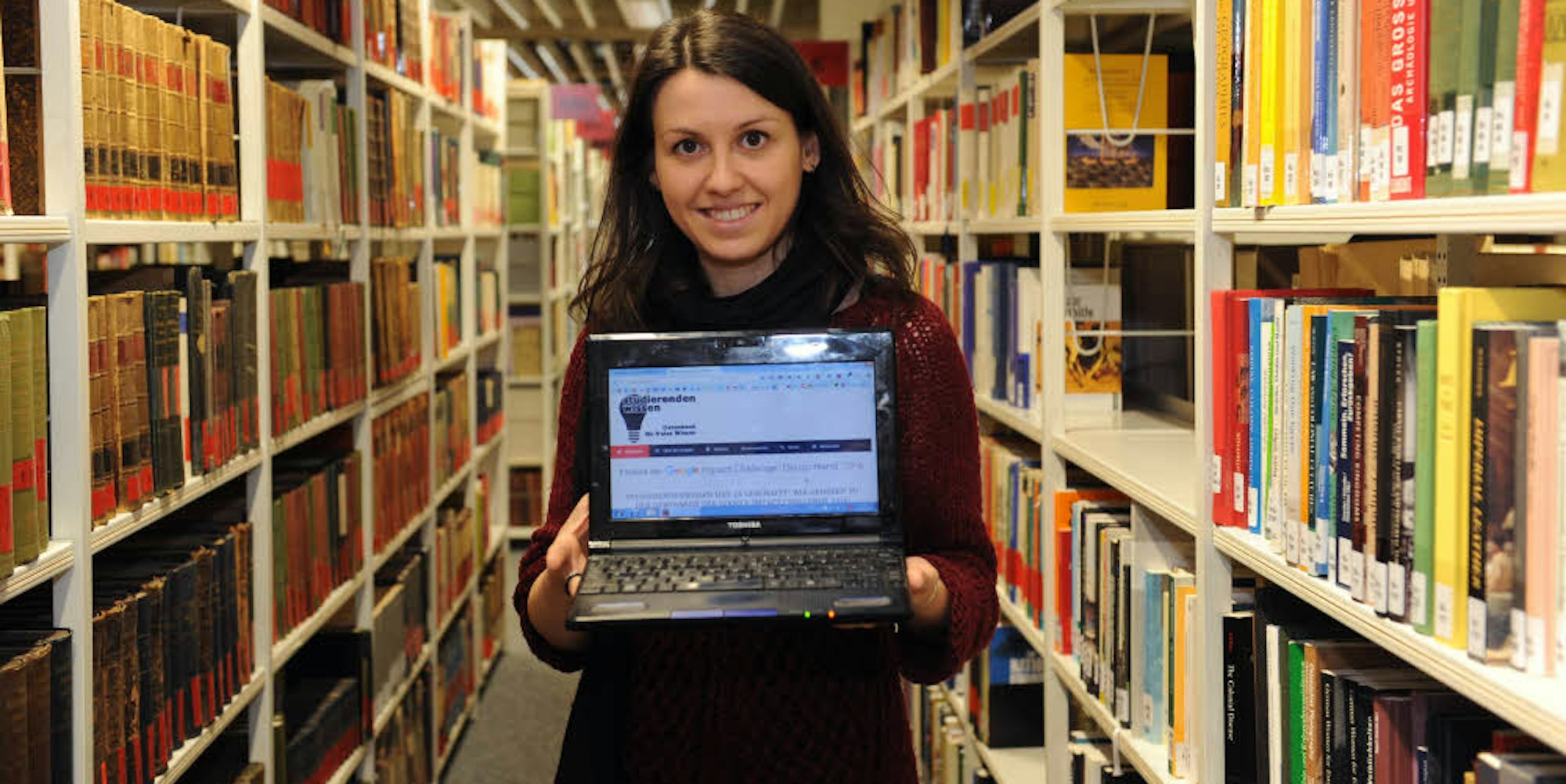 Sandra Vacca präsentiert die Startseite der Datenbank „Studierendenwissen.de“ in der Bibliothek der Historiker.