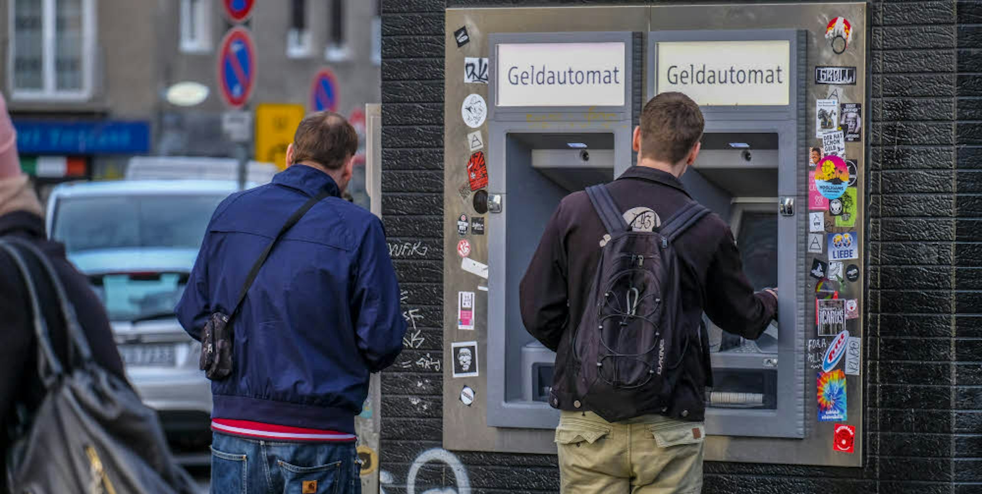 Achtung beim Geldabholen: Räuber haben Kunden im Visier und attackierten sie am EC-Automaten.