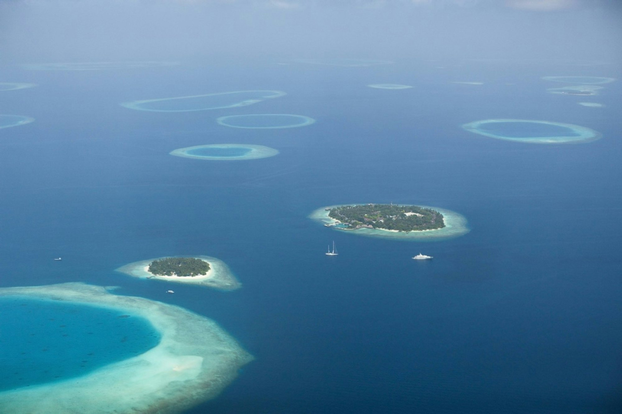 Malediven von oben: hier Luftaufnahme der Inseln Bandos und Kuda Bandos.