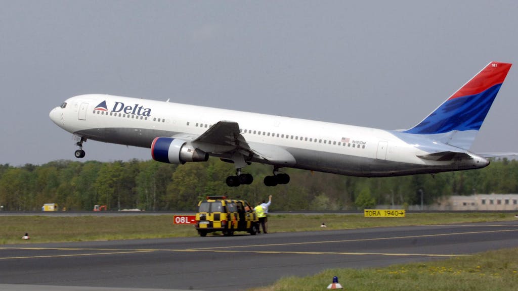 Ein Delta-Airlines-Flugzeug beim Start.