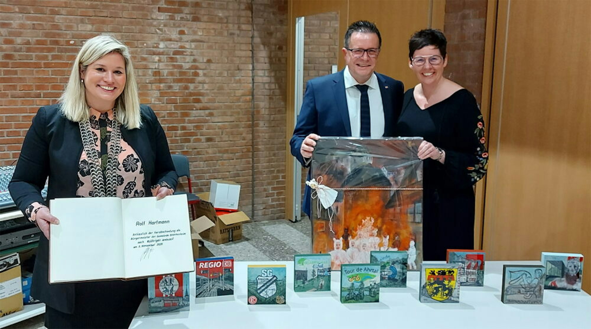 Bürgermeisterin Jennifer Meuren mit dem Goldenen Buch der Gemeinde Blankenheim, in das sich Amtsvorgänger Rolf Hartmann (mit Ehefrau Anja) eingetragen hatte.