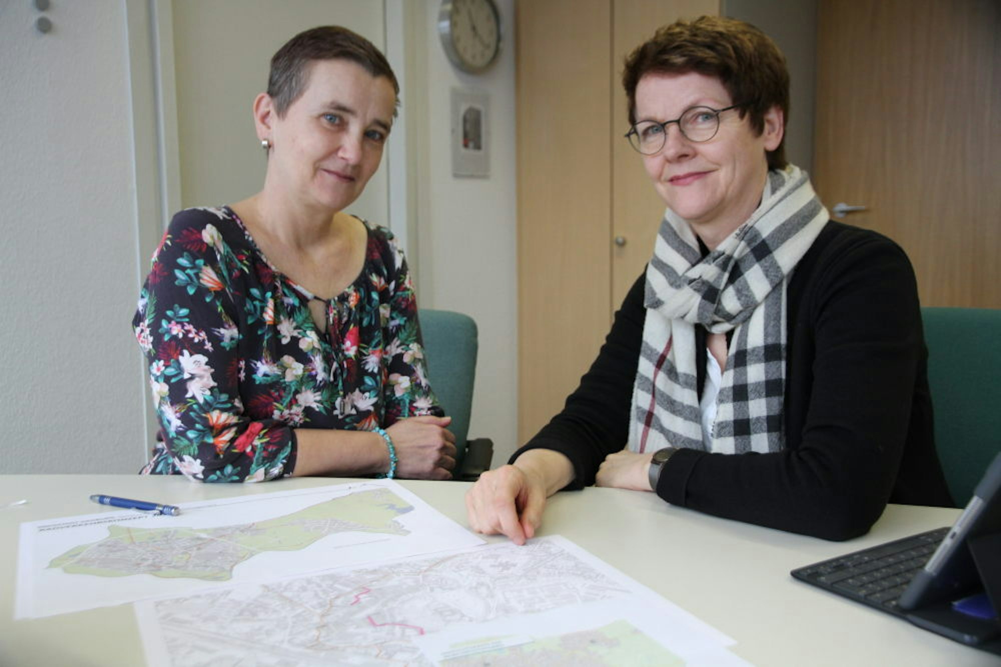 Eine deutliche Steigerung des Radverkehrs in der Kreisstadt streben Elisabeth Hertel (links) und Barbara Guckelsberger an.