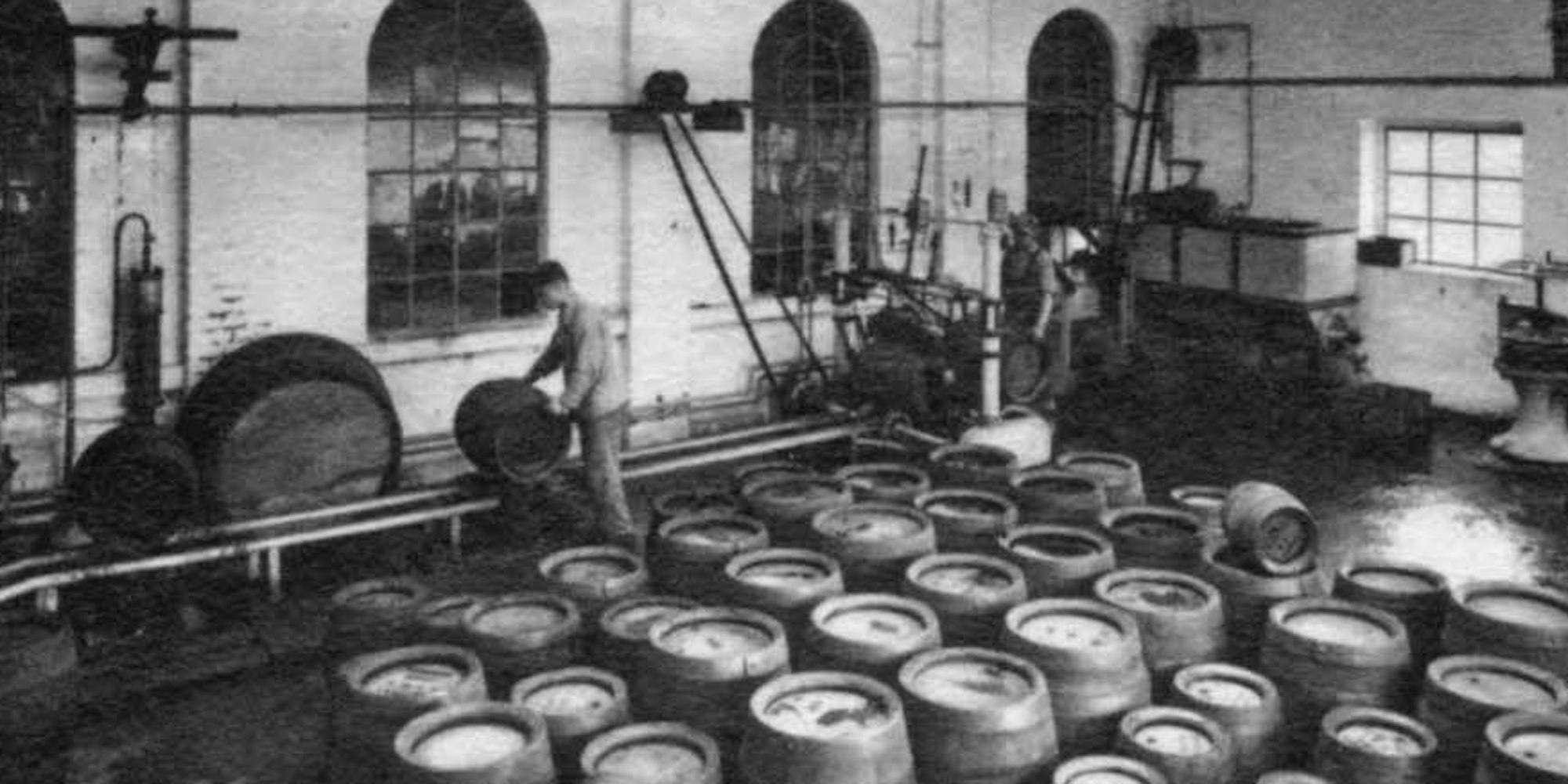 Die Arbeit in der Brauerei war körperlich anstrengend. Auf dem Bild von etwa 1929 reinigt ein Arbeiter die Bierfässer.