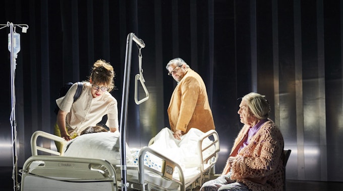 Melanie Kretschmann, Bruno Cathomas und Margot Gödrös am Krankenbett ihres Sohnes und Enkels