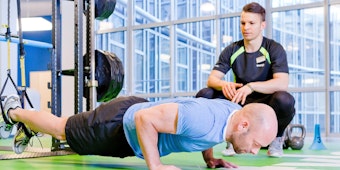 Ein Trainer sollte beim Functional Training anfangs die körperliche Belastbarkeit und die Beweglichkeit analysieren.