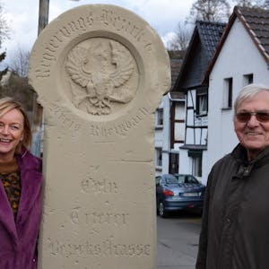 Es ist der letzte seiner Art im Bad Münstereifeler Stadtgebiet: Bürgermeisterin Sabine Preiser-Marian und der Vorsitzende des Iversheimer Dorfverschönerungsvereins, Helmut Ruß, mit dem Preußischen Meilenstein.