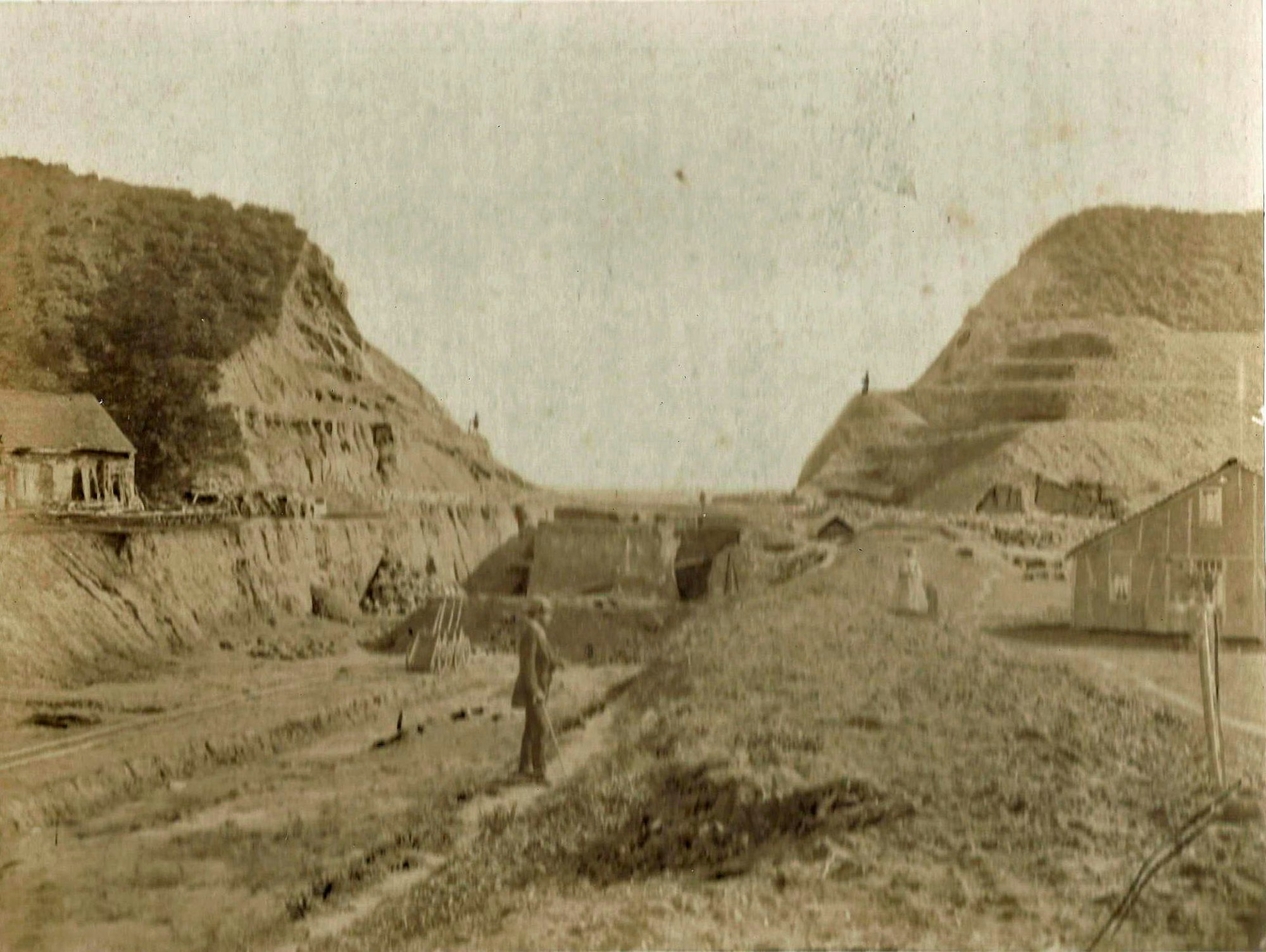 Ein Bild aus den Jahren 1857 bis 1859 zeigt die Baustelle des gewaltigen Bergeinschnitts in Windeck.