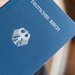 Heft mit dem Aufdruck „Deutsches Reich Reisepass”: Sogenannte Reichsbürger erkennen die Bundesrepublik Deutschland nicht an.
