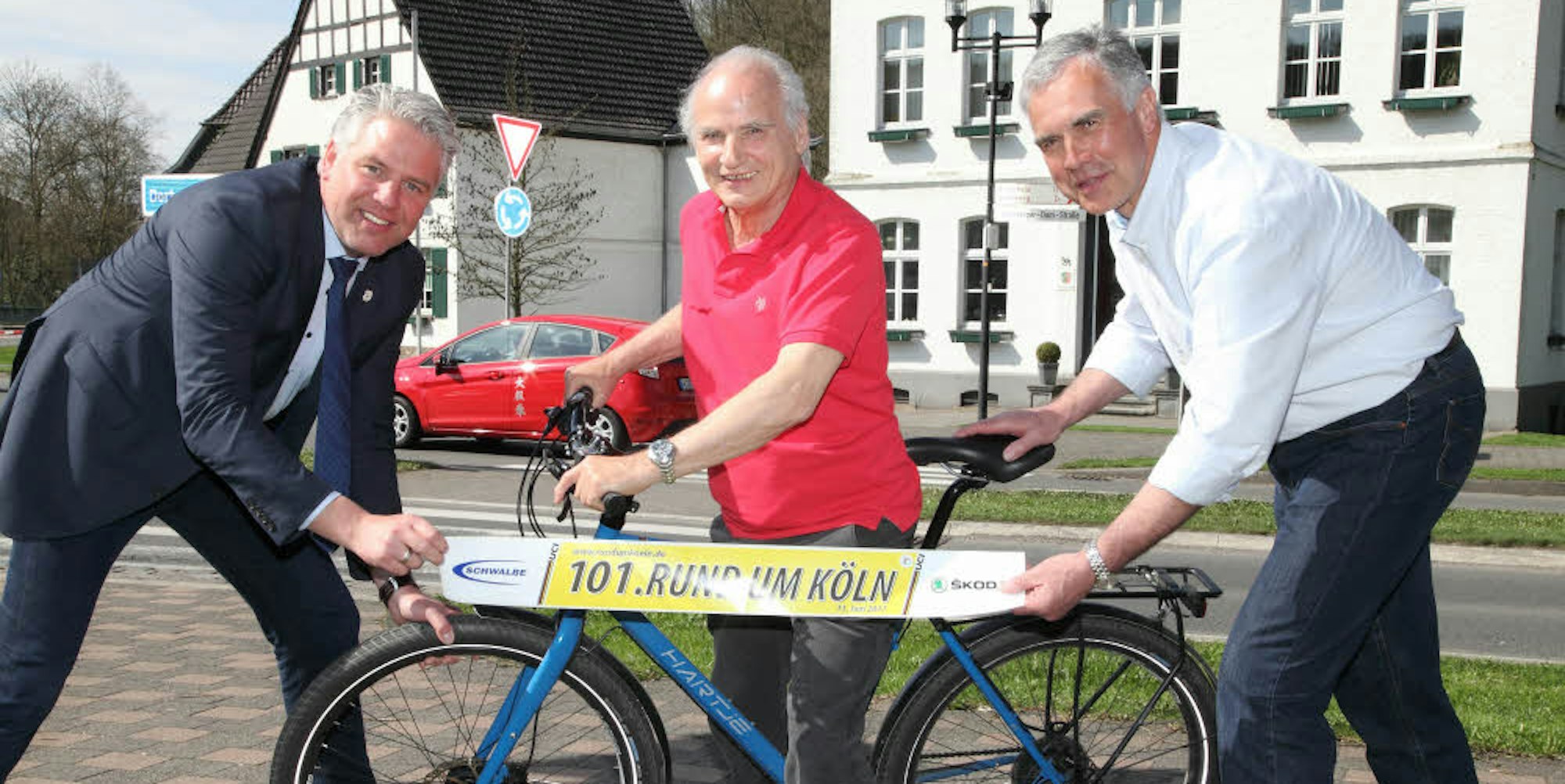 Robert Lennerts, Artur Tabat und Werner Schneider (v. l.) stellten die Strecken des Radklassikers „Rund um Köln“ vor.