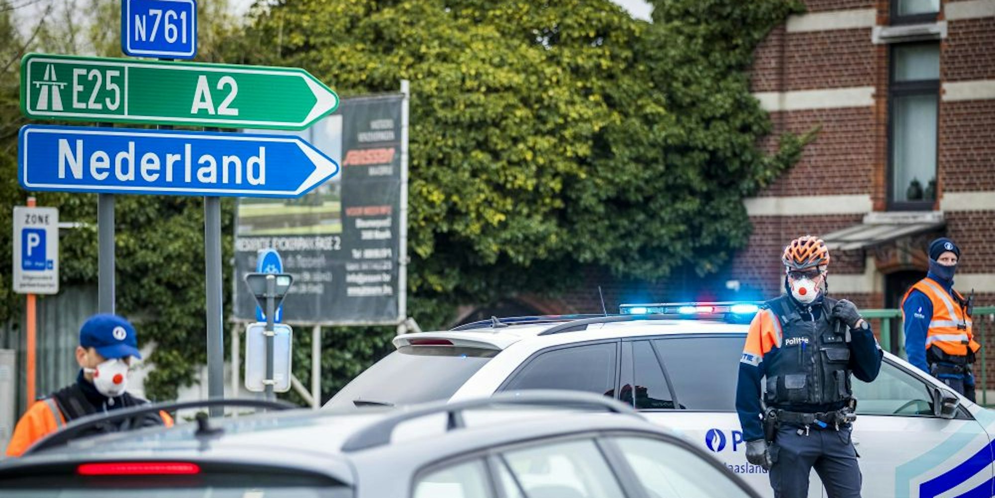 Polizei stoppt den niederländischen Verkehr an der belgischen Grenze in der Nähe der Stadt Maaseik (Provinz Limburg).