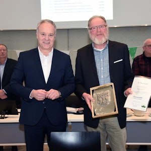 Jürgen Hennlein (r.) sitzt seit 1994 im Stadtrat. Bürgermeister Peter Koester überreichte ihm das Ehrenschild.
