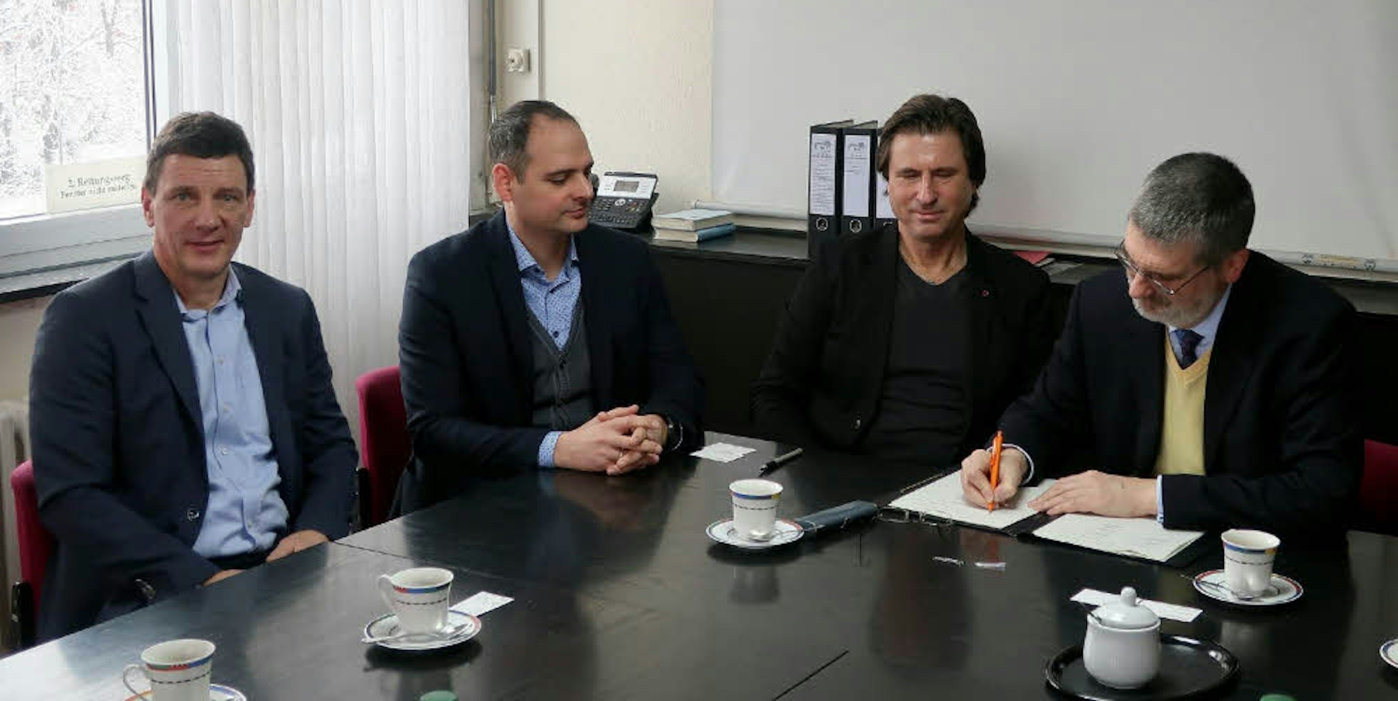 Bürgermeister Rüdiger Storch (r.). unterzeichnete den Vertrag. Dabei waren Thomas Krämer und Marc Christoph (Hundhausen) und Beigeordneter Karl-Heinz Sterzenbach (v. l.)