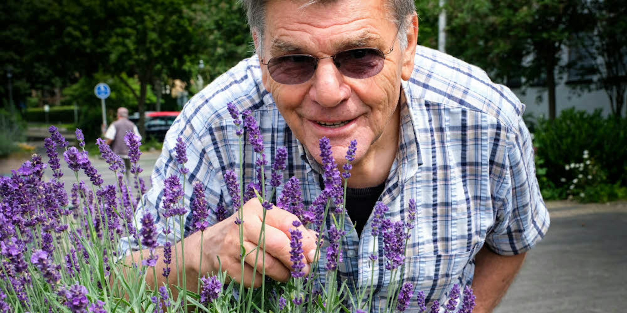 Schnuppert am Lavendel: Der Porzer Wolfgang Weber hat seine Umgebung gern lebens- und liebenswert.