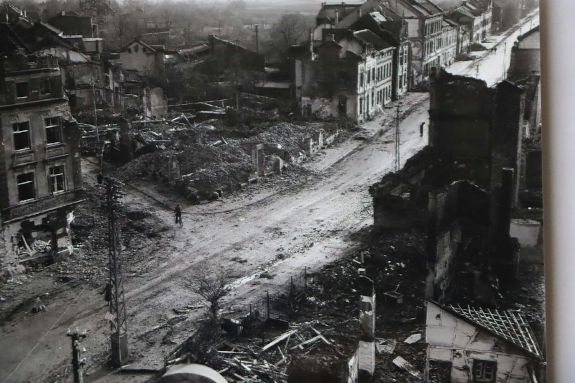 Die Schlossstadt Brühl lag am Ende des Zweiten Weltkriegs in Trümmern. Das Bild zeigt die Ecke Bonnstraße/Uhlstraße im Frühjahr des Jahres 1945.