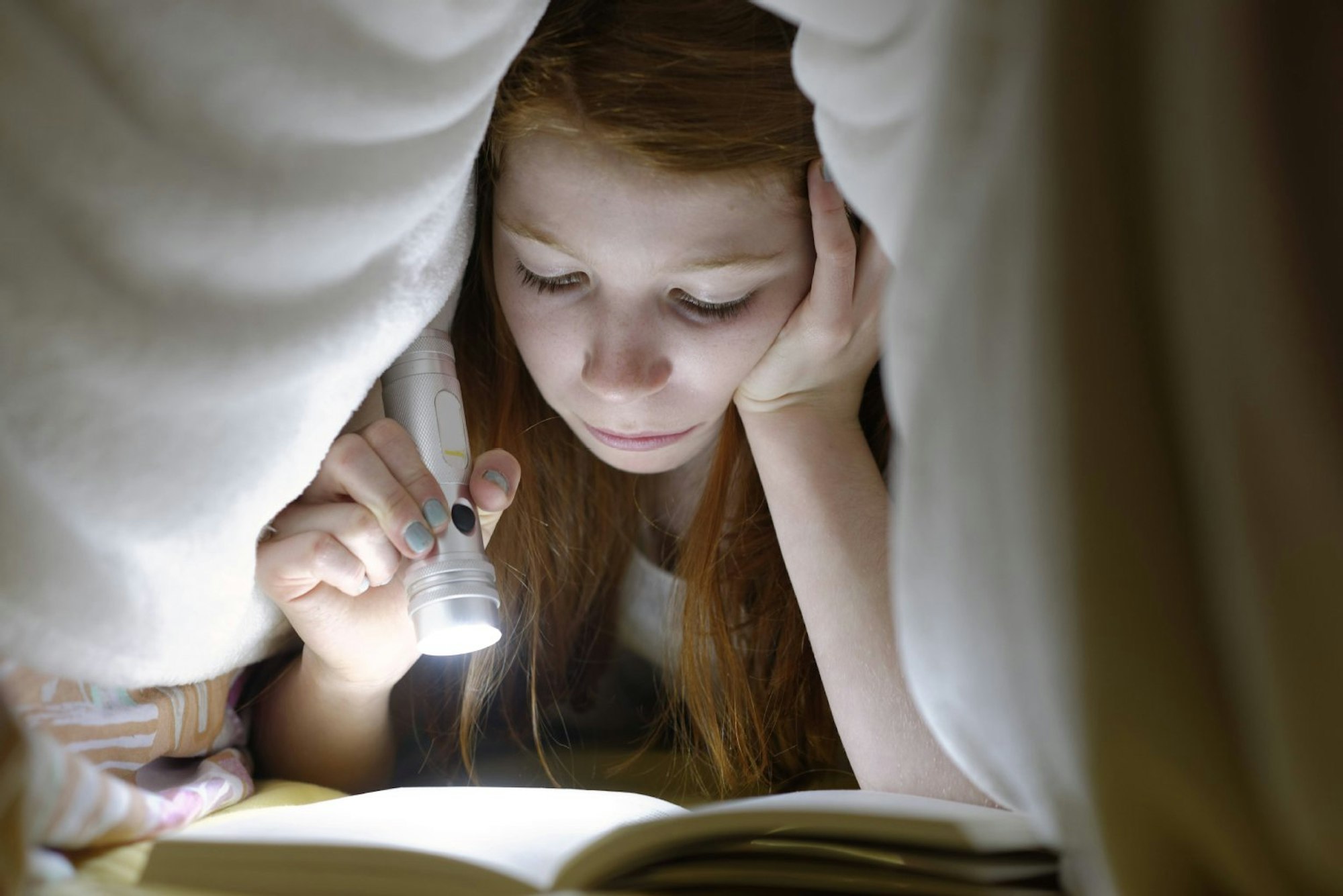 Lesen mit der Taschenlampe unter der Bettdecke ist schädlich für die Augen? Nein, es strengt sie jedoch mehr an und dadurch ermüden die Augen schneller.