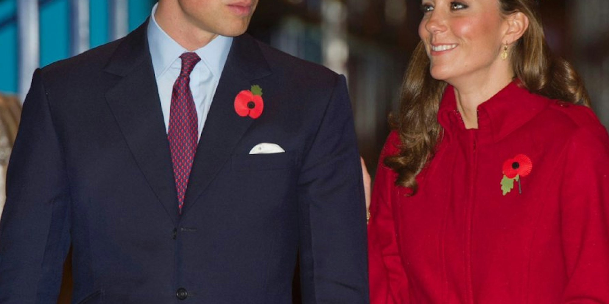 Hier ist's deutlich zu sehen: Bei einem Unicef-Besuch tragen William und Catherine Schutzhelme – und die roten Blumen.