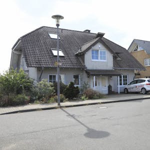 Das Haus des Jugendprojekts für schwer erziehbare Jugendlichen (links) in einem Wohngebiet in Roggendorf.