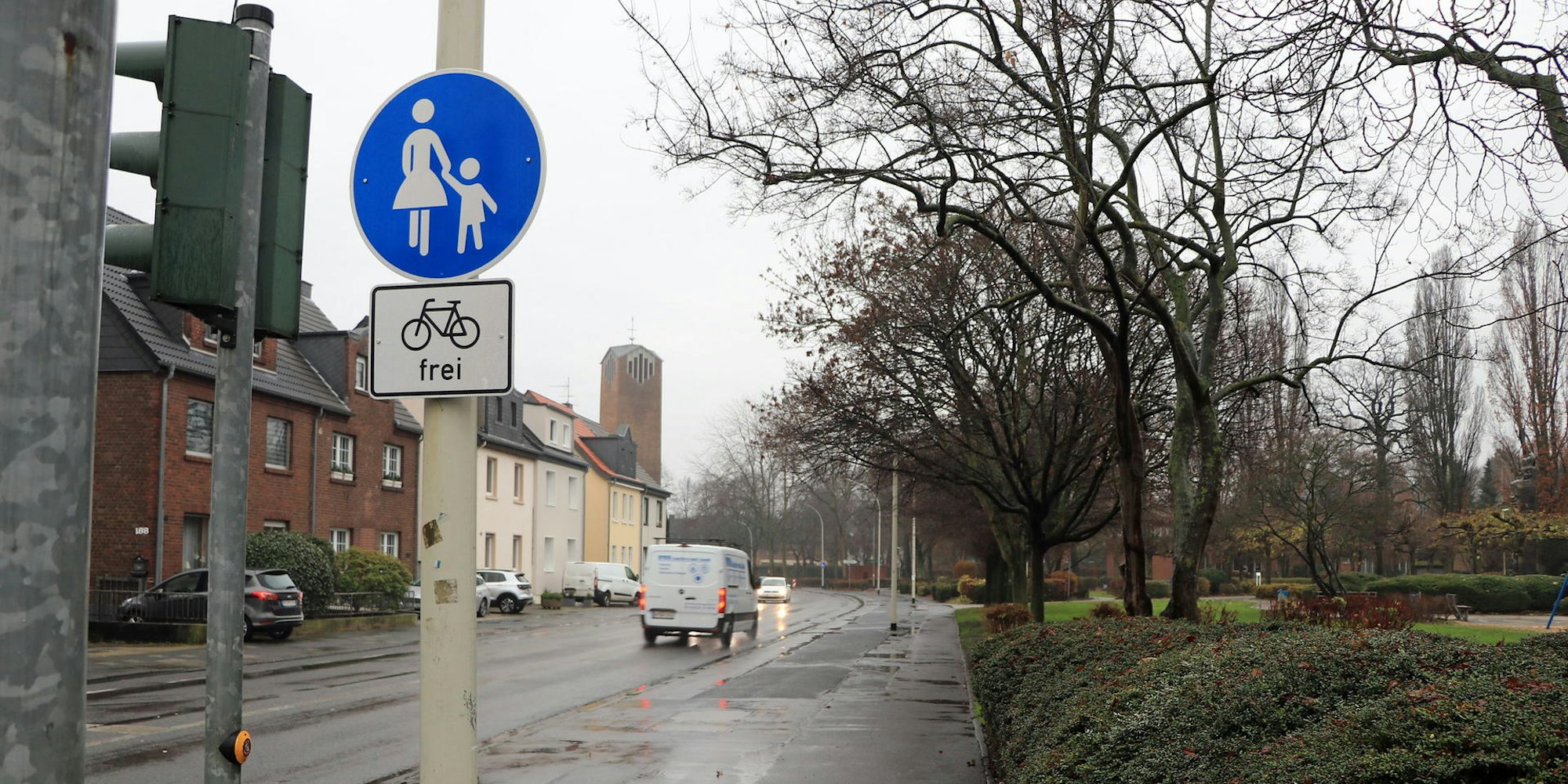 Den Gehweg an der Hubert-Prott-Straße in Frechen dürfen Radfahrer und Fußgänger derzeit gemeinsam nutzen.