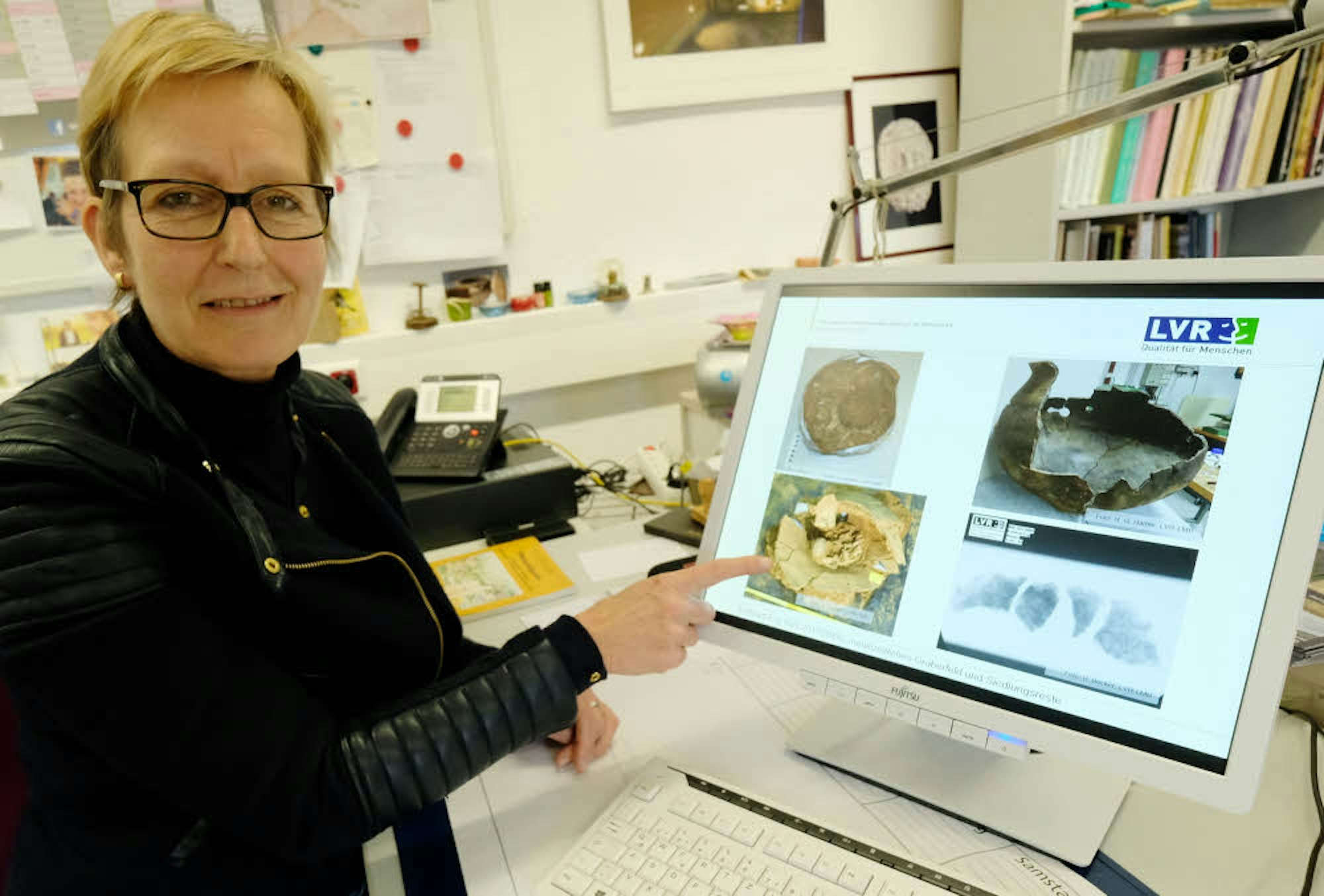 Petra Tutlies zeigt an ihrem Arbeitsplatz in Nideggen Aufnahmen von Funden aus Erp.