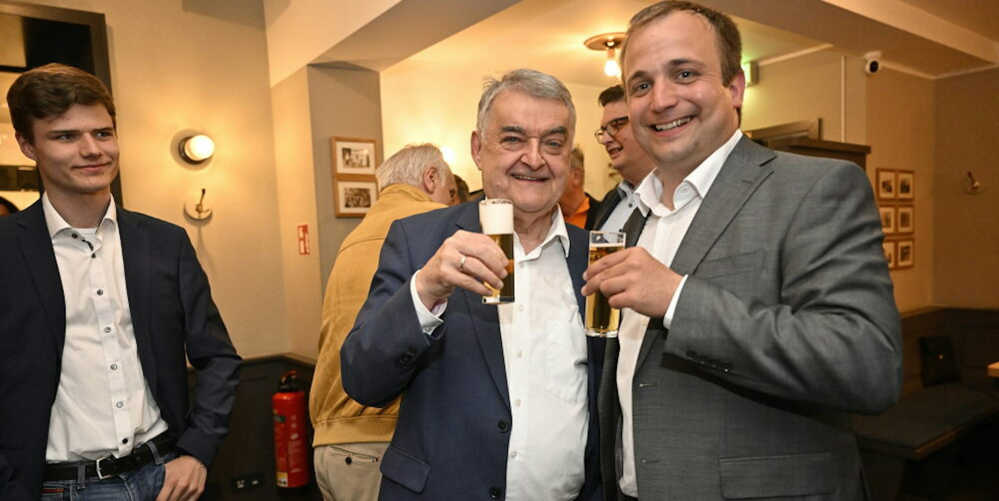 Grund zum Feiern: Die neuen Landtagsabgeordneten Herbert Reul und Martin Lucke bei der CDU-Party im Gladbacher Gasthaus Am Bock