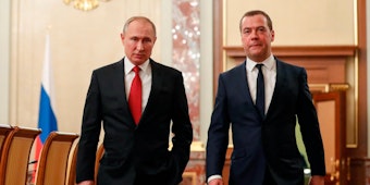 Putin und Medwedew 041122