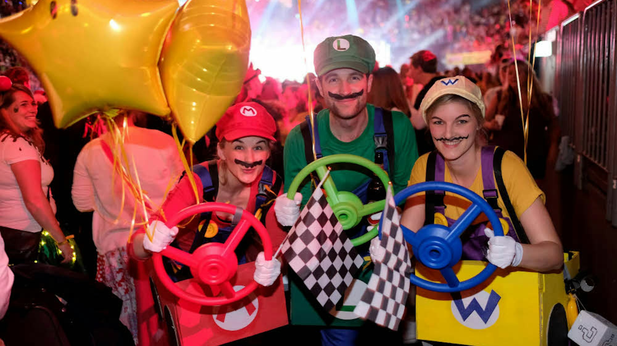Verkleidete Super-Mario-Fans feiern bei der „Lachenden Kölnarena“.