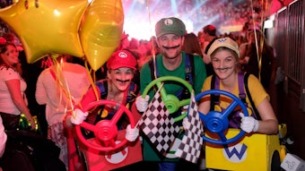 Verkleidete Super-Mario-Fans feiern bei der „Lachenden Kölnarena“.