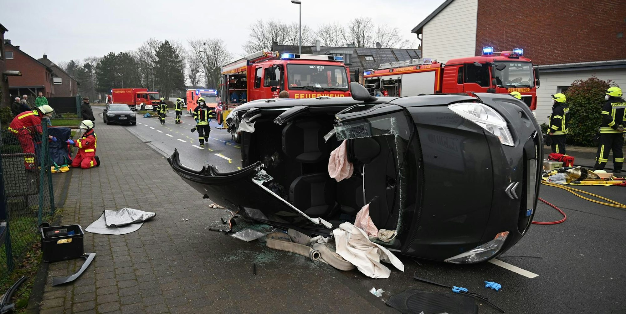 Bei einem Unfall in Bedburg wurden zwei Personen verletzt.