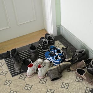 Dürfen Schuhe eigentlich vor der Wohnungstüre liegen?