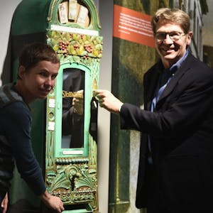 Euskirchen: Industriemuseum-Leiter Detlef Stender und Dr. Christiane Lamberty, wissenschaftliche Referentin, zeigen in ihrer Ausstellung wie sich Konsum über Jahrhunderte verändert hat.