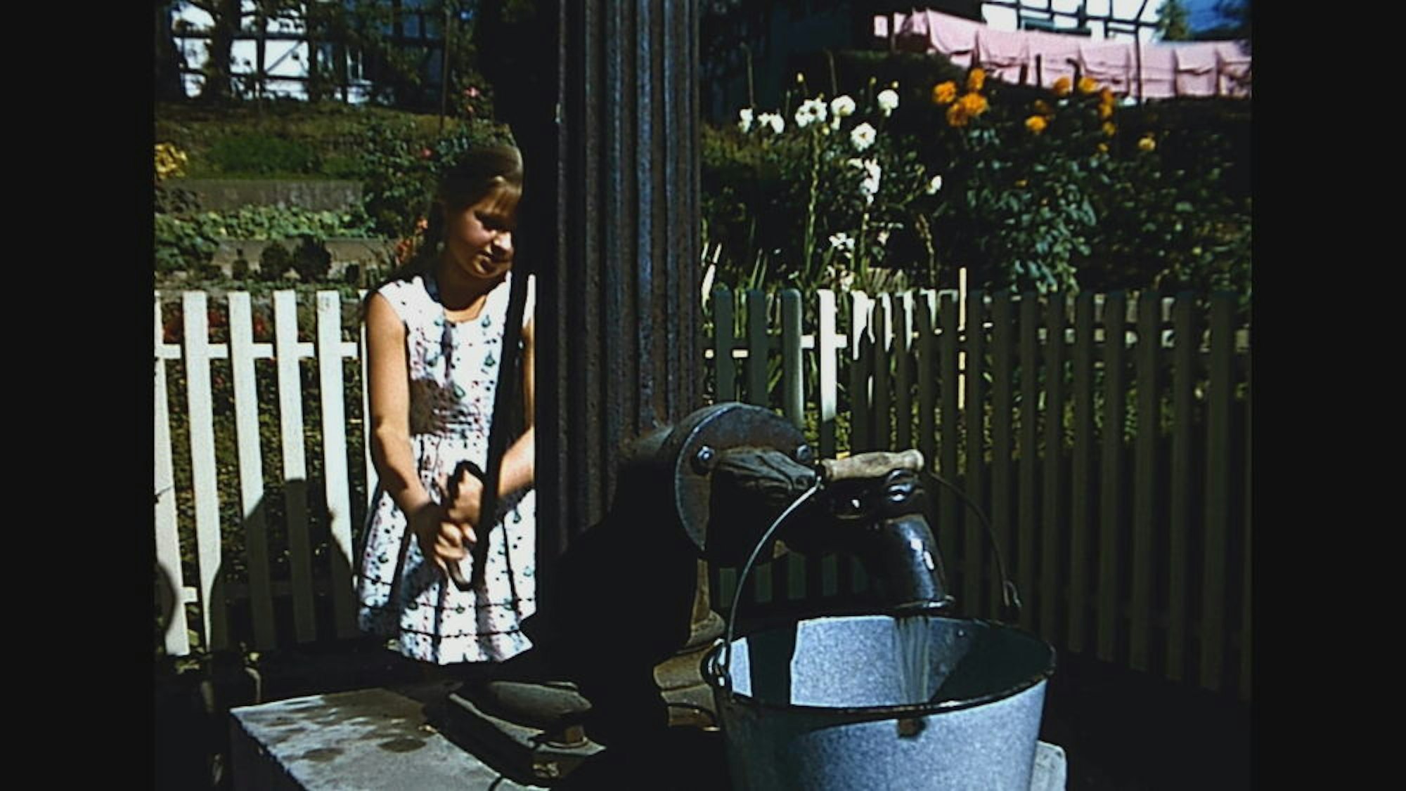 Szenen aus dem „Heimatfilm“: Das Mädchen an der Pumpe.
