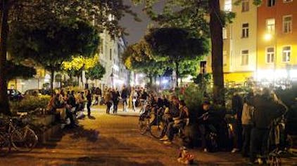 Am Abend zugemüllter Treff für Hunderte junger Menschen, tagsüber eine Stadt-Idylle: der Brüsseler Platz