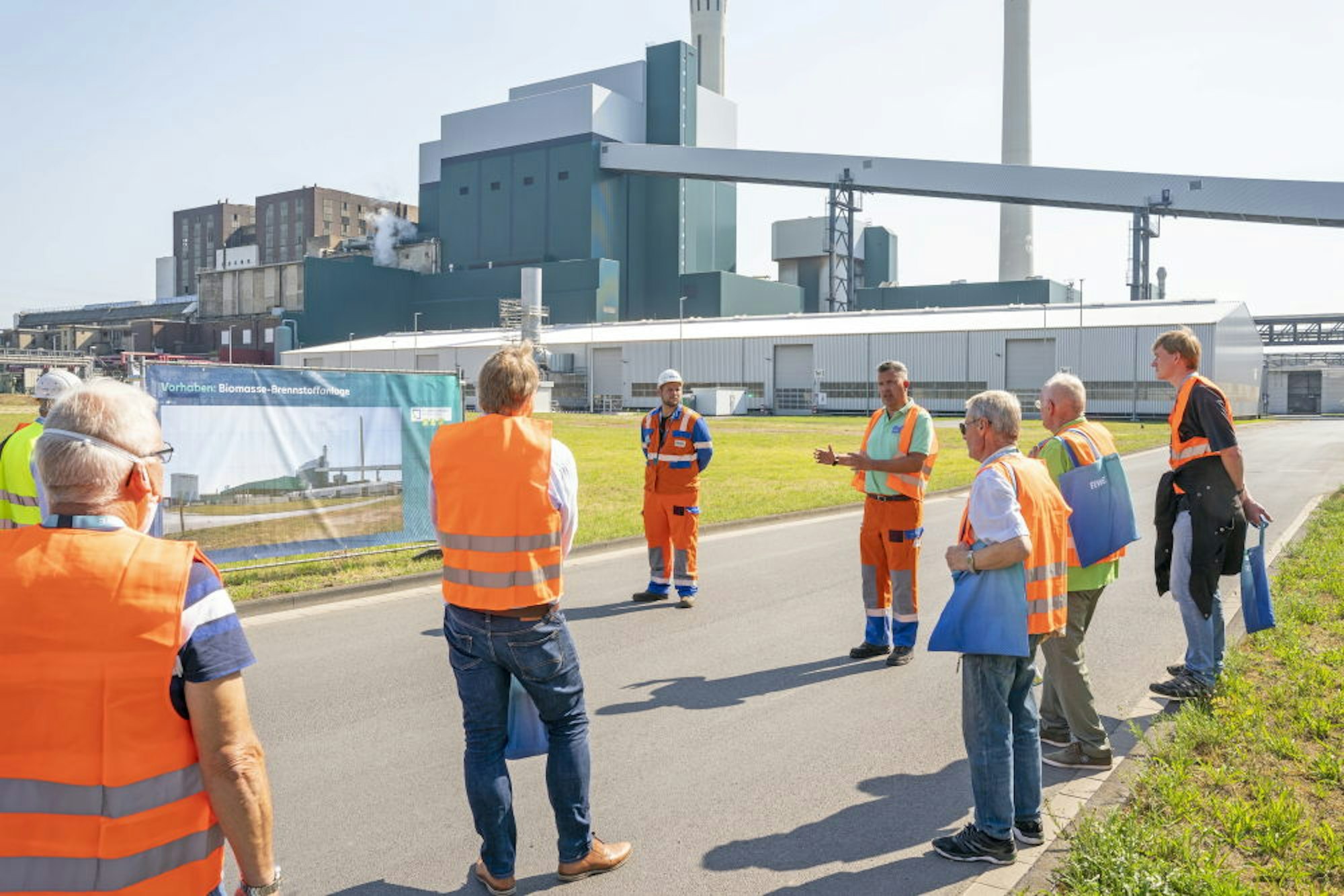 Den Standort der geplanten neuen Anlagen vor dem Goldenbergkraftwerk zeigte RWE Besuchergruppen beim Rundgang.