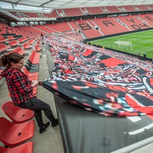 Grund des Ärgers: Vereinsmitarbeiter legten vor dem Spiel ein Banner in die Nordkurve als Standort der aktiven Fanszene.