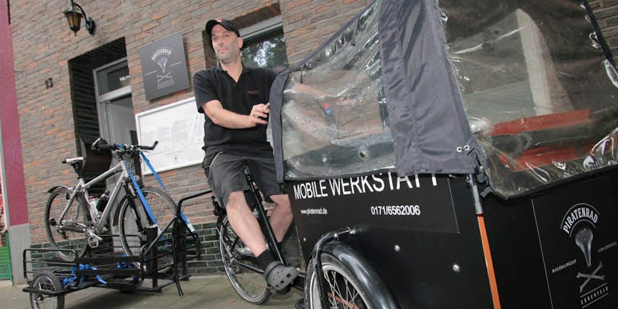 Uwe-Jens Spielmann ist Zweiradmechanikermeister und bietet seinen Kunden eine mobile Fahrradwerkstatt an.