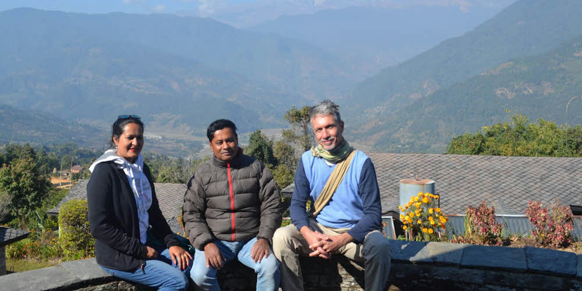 Jörn Materne genießt die nur 30 Kilometer entfernte Kulisse des Annapurna-Massivs mit den Eheleuten Shiva und Sajana Thapa, die das Kinderhaus leiten. Kaum vorstellbar, dass zwischen den Gipfeln und den Dreien 7000 Meter Höhenunterschied liegen.