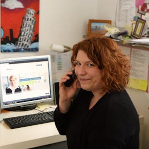 Online und am Telefon berät Sozialpädagogin Anna Kuss aktuell Mädchen in Notlagen.