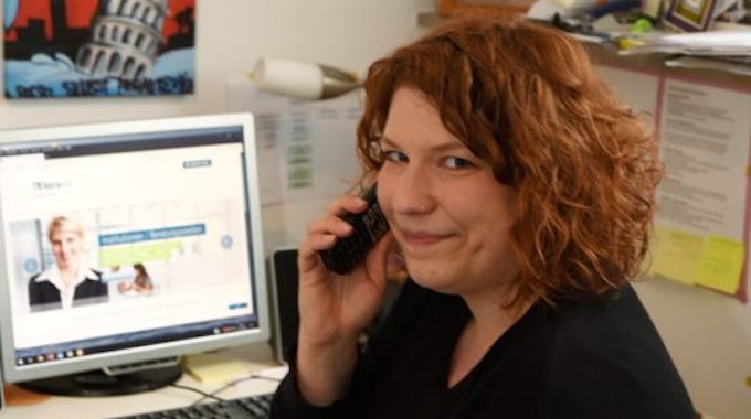 Online und am Telefon berät Sozialpädagogin Anna Kuss aktuell Mädchen in Notlagen.