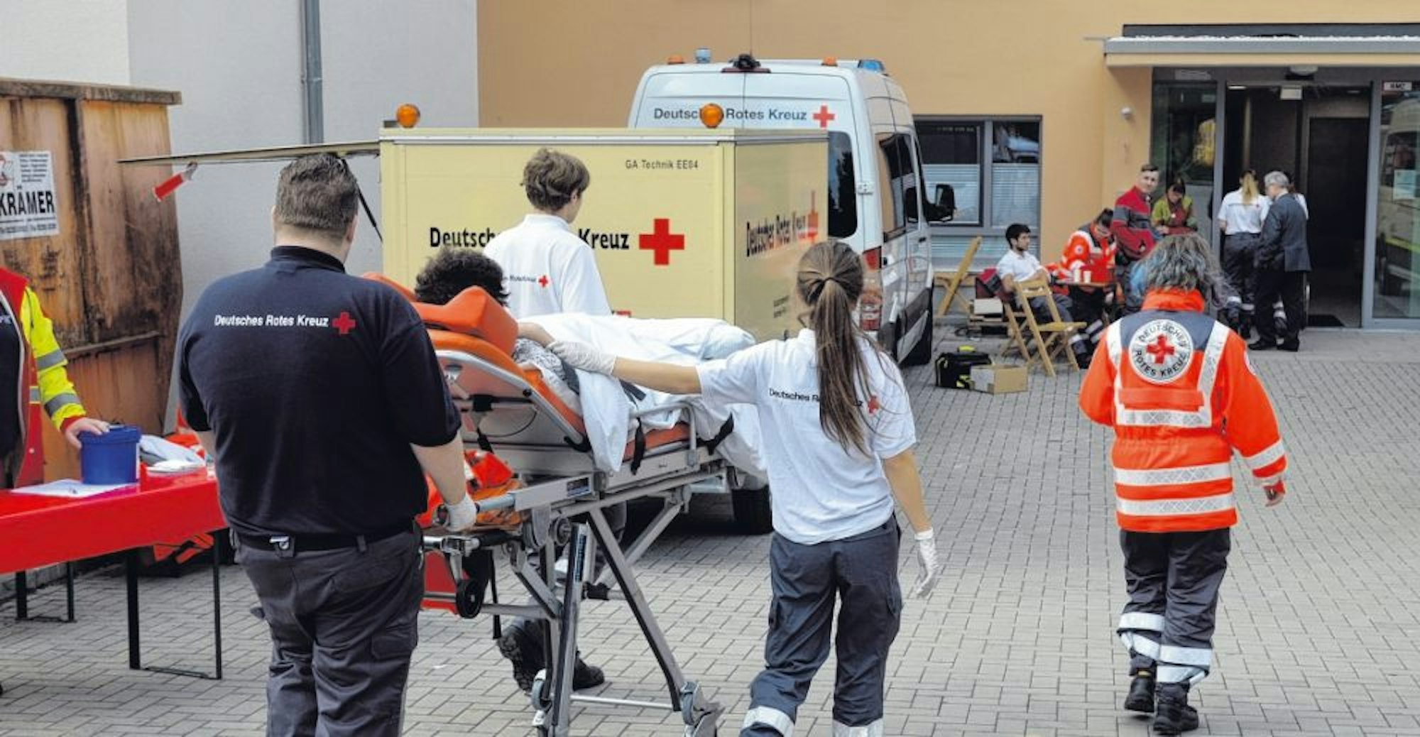 Das Deutsche Rote Kreuz nutzt den Umzug als Evakuierungsübung: Einige Bewohner müssen liegend transportiert werden.