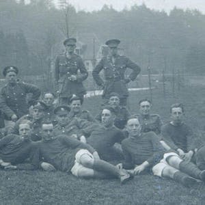 Internationale Begegnung: 1923 spielten im Engelskirchener Leppetal englische Besatzungssoldaten gegen Einheimische.