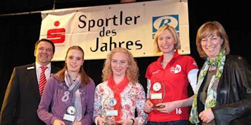 Zum vierten Mal "Sportlerin des Jahres" wurde Tanja Pesch (M.) vor Judith Pelzer (2.v.r.) und Corinna Schmitz (2.v.l.), die von Cordula von Wysocki aus der Rundschau-Chefredaktion und Udo Becker, Vorstandsvorsitzender der Kreissparkasse, geehrt wurden.
