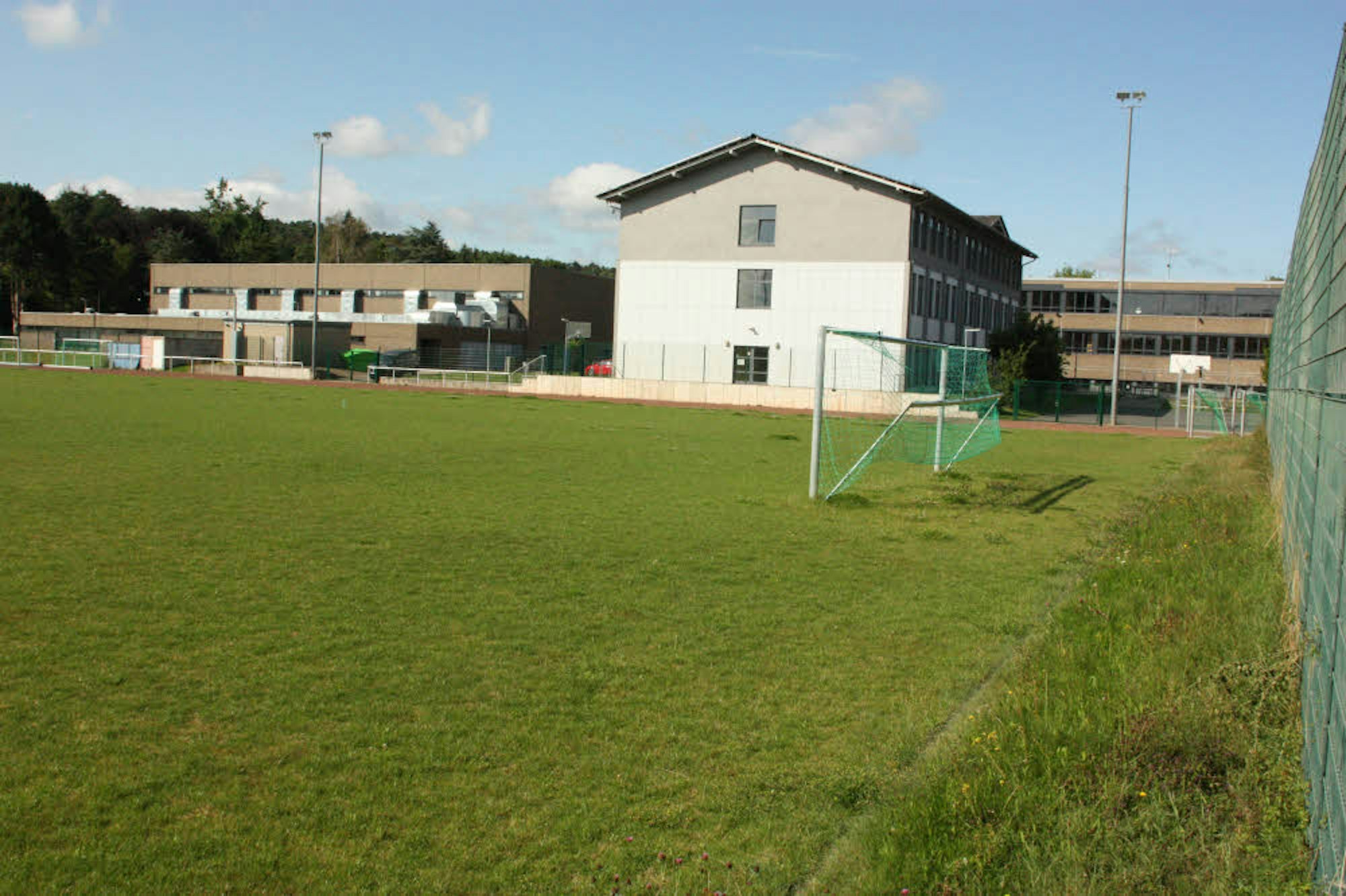 Der Rasenplatz im Mechernicher Schulzentrum wird von Sportvereinen wie der TuS Mechernich nur selten genutzt.