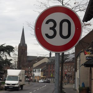 Auf der Nettegasse in Stommeln gibt Tempo 30. Mehrere Fraktionen im Stadtrat würden es begrüßen, dass das Tempolimit auch auf anderen Straßen im Stadtgebiet gilt.